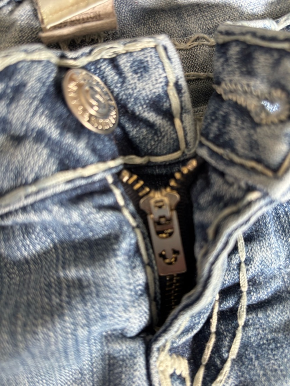True Religion Women’s Light Wash Boot Cut Jeans with Signature Back Pockets - Picture 6 of 7